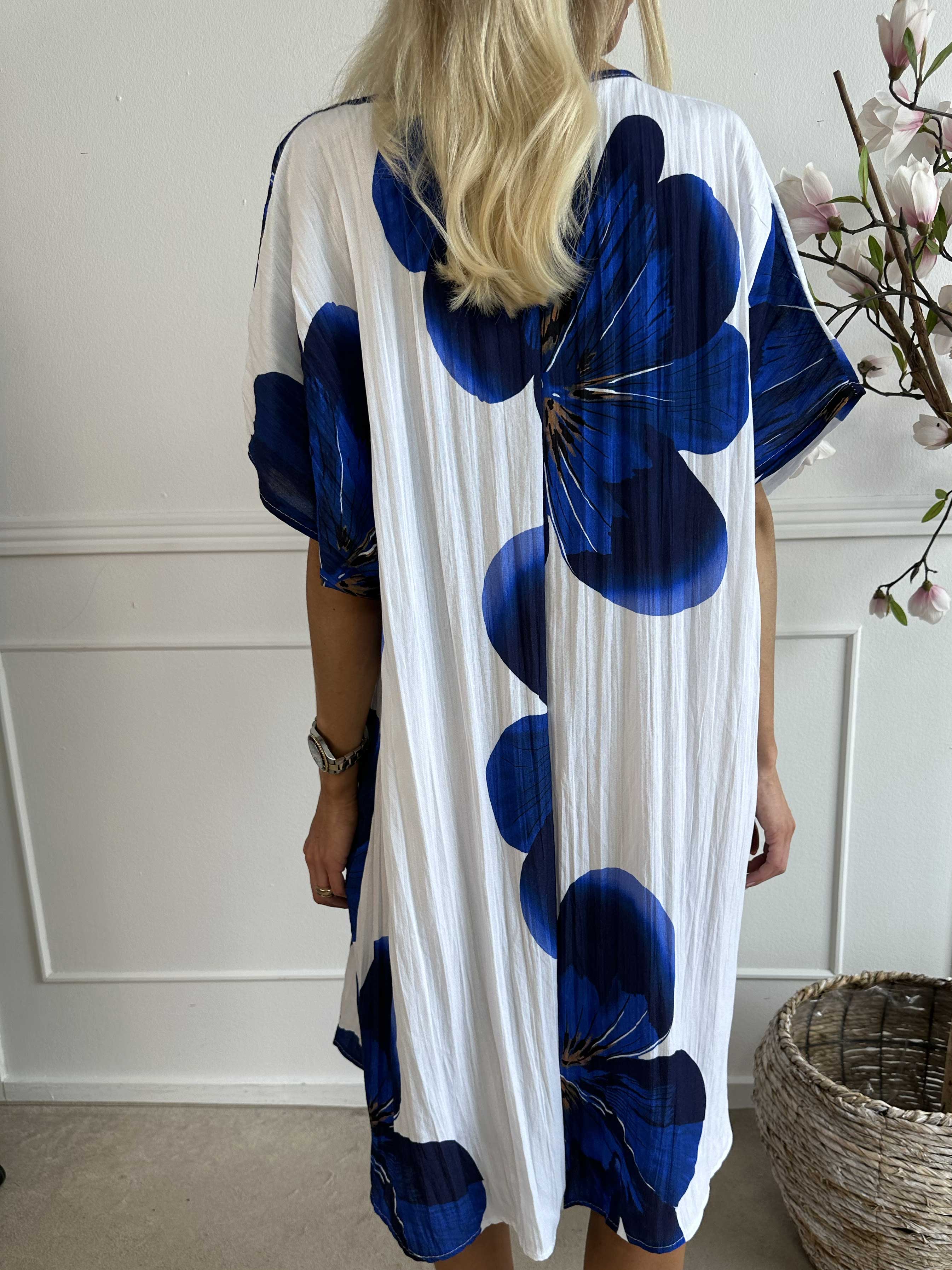 Aya - Blommig t-shirtklänning i viskos